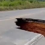 Vídeo: cratera se abre, 'consome' faixa e interdita o trânsito na BR-381 em MG