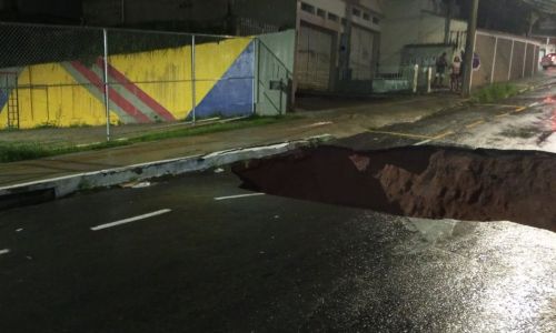 Cratera aberta na Rua Prof Francisco Faria no bairro Manoel Honório