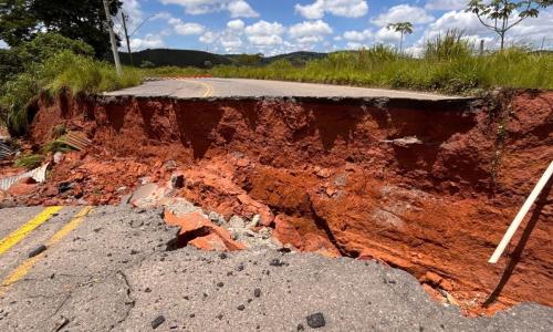 Cratera aberta após chuva forte no Acesso Norte
