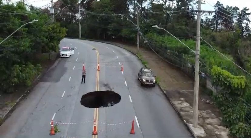 Cratera no Belvedere: drone mostra destruição da via