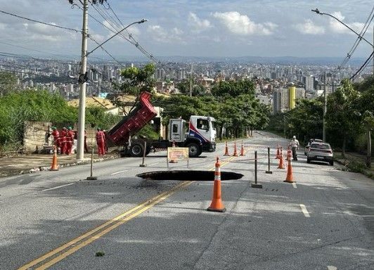 Cratera no Belvedere: veja o que causou o problema que complica o trânsito de BH