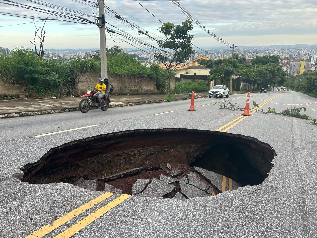 Cratera no Belvedere: PBH revela quando avenida deve ser parcialmente liberada