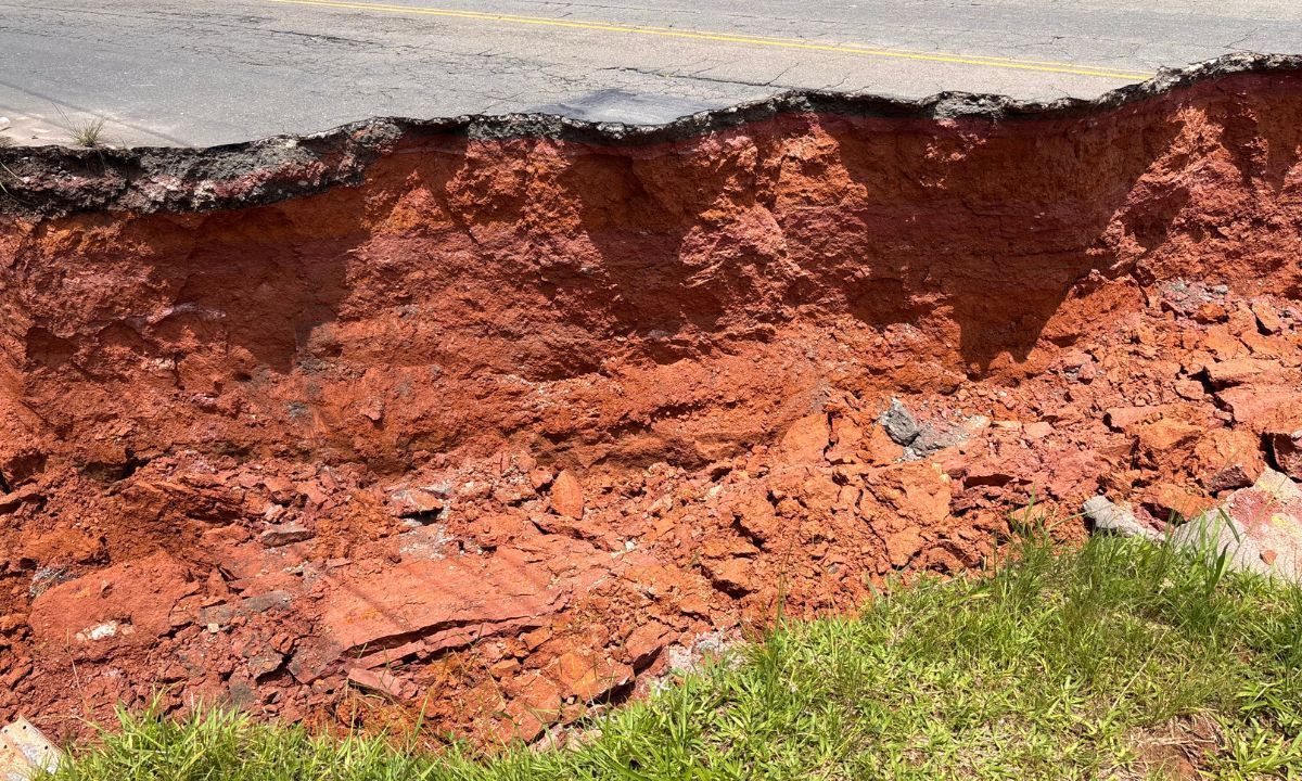 Defesa Civil explica obras emergenciais em cratera na Zona Norte de Juiz de Fora