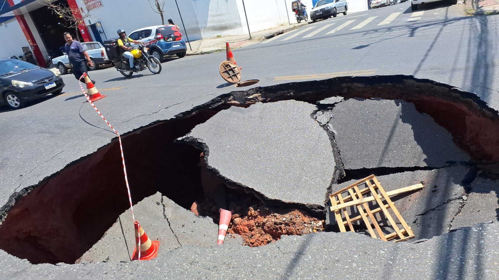 Vídeo: cratera se abre na Pampulha e assusta motoristas de BH