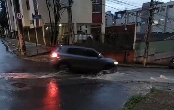 Vídeo: cratera começa a se formar em rua perto de creche de BH após esgoto vazar por dias