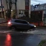 Vídeo: cratera começa a se formar em rua perto de creche de BH após esgoto vazar por dias