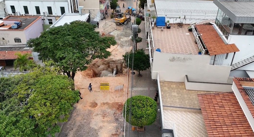 Cratera em frente a hospital causa transtornos no Norte de BH
