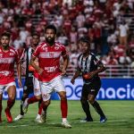 Volante do CRB conta porque saiu de jogo contra o Athletic: 'Caganeira'