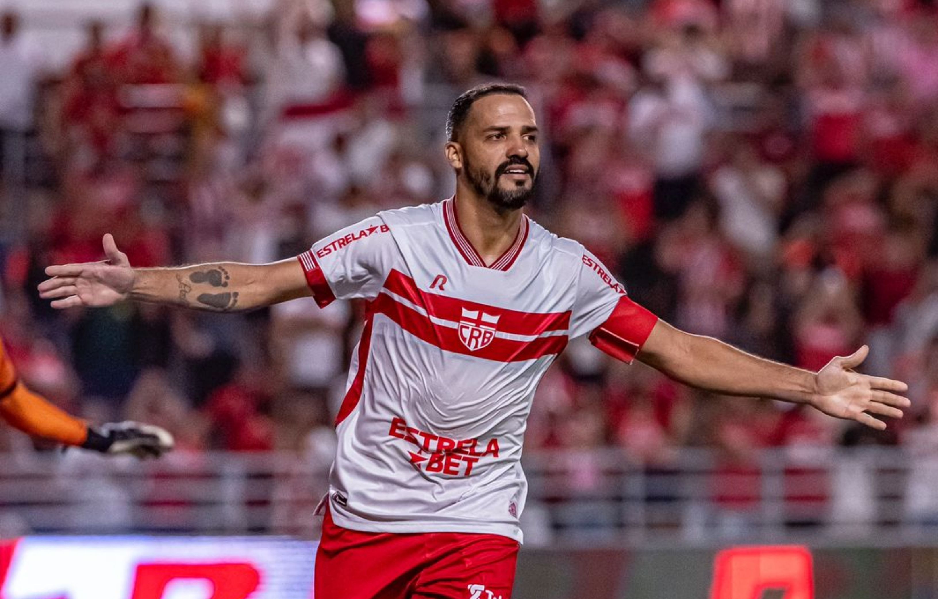 Ex-Cruzeiro faz história e se torna maior artilheiro do CRB no século