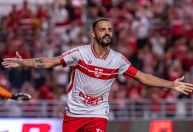 Ex-Cruzeiro faz história e se torna maior artilheiro do CRB no século