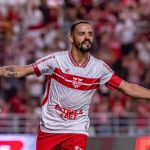 Ex-Cruzeiro faz história e se torna maior artilheiro do CRB no século