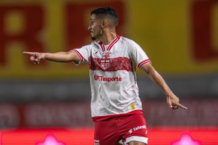 Daniel em campo pelo CRB em jogo da Série B do Campeonato Brasileiro