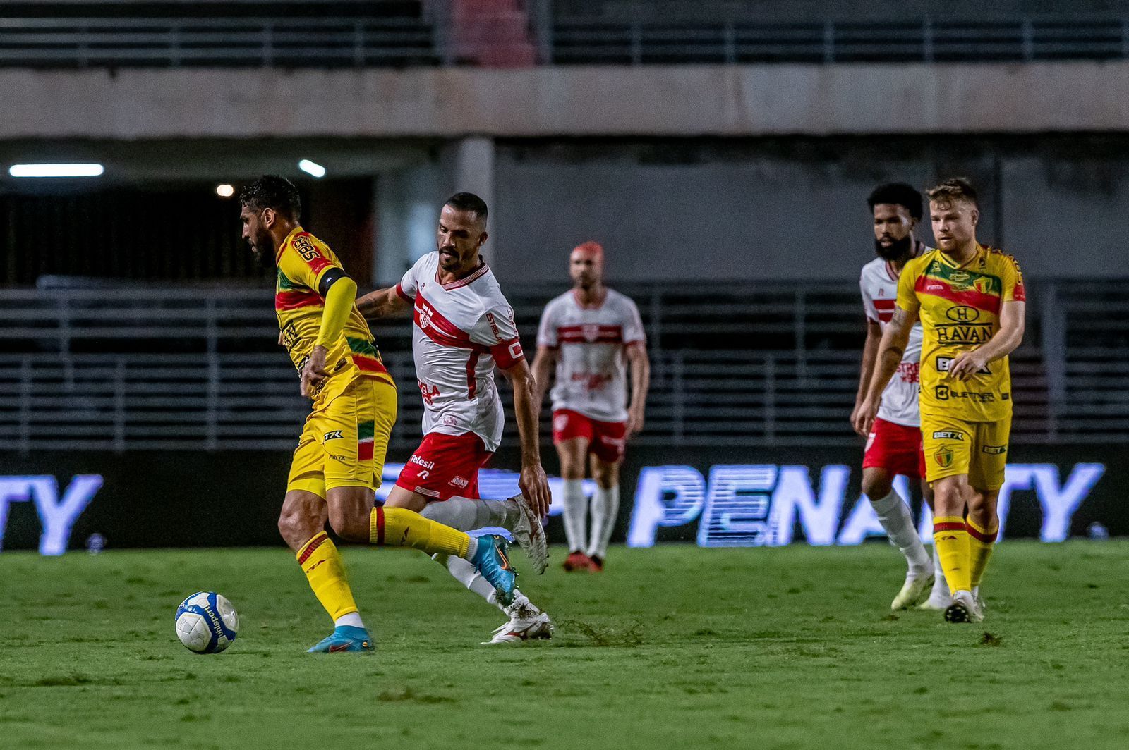 Em jogo emocionante, CRB e Brusque empatam e permanecem no Z4 da Série B