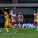 Em jogo emocionante, CRB e Brusque empatam e permanecem no Z4 da Série B