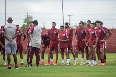 Técnico Eduardo Barroca conversa com jogadores durante treino da equipe