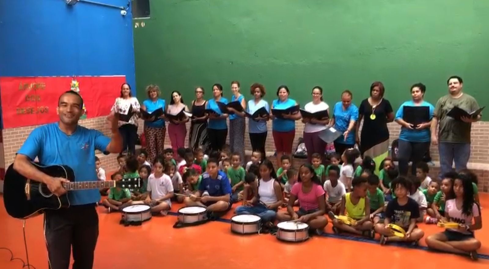 Creche de BH faz apresentação especial de Natal; veja vídeo