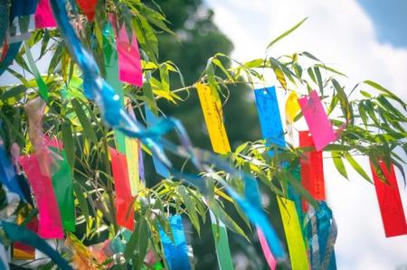 Festival Tanabata Matsuri tem fitas amarradas em árvores