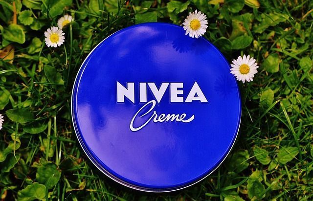 Como dermatologistas tratam o inigualável e tradicional creme Nívea da lata azul