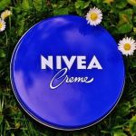 Como dermatologistas tratam o inigualável e tradicional creme Nívea da lata azul