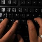 Um quarto dos crimes contra a mulher no RJ acontece em ambiente virtual