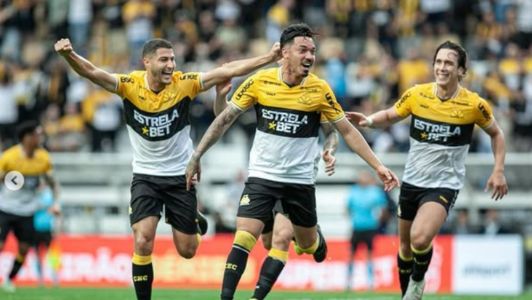 Jogadores do Criciúma comemoram gol neste domingo (21) em partida contra o CRB