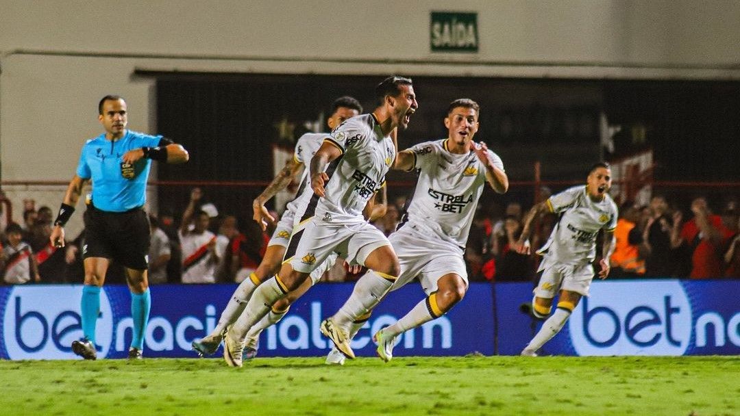 Gandula ajusta barreira em jogo da Série A, é expulso, e time sofre gol; assista