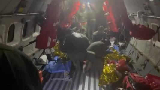 Criaças foram enroladas em sacos térmicos e receberam hidratação