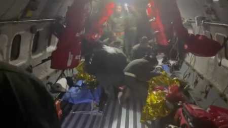Criaças foram enroladas em sacos térmicos e receberam hidratação