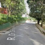 Criança é atropelada por moto ao descer de carro de aplicativo e atravessar a rua correndo para ver a mãe no Barreiro 