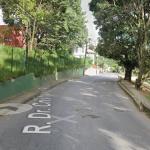 Criança é atropelada por moto ao descer de carro de aplicativo e atravessar a rua correndo para ver a mãe no Barreiro