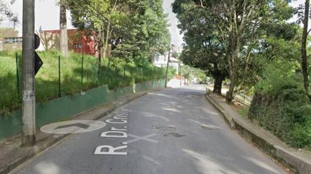 Criança atravessou rua correndo e foi atingida por moto