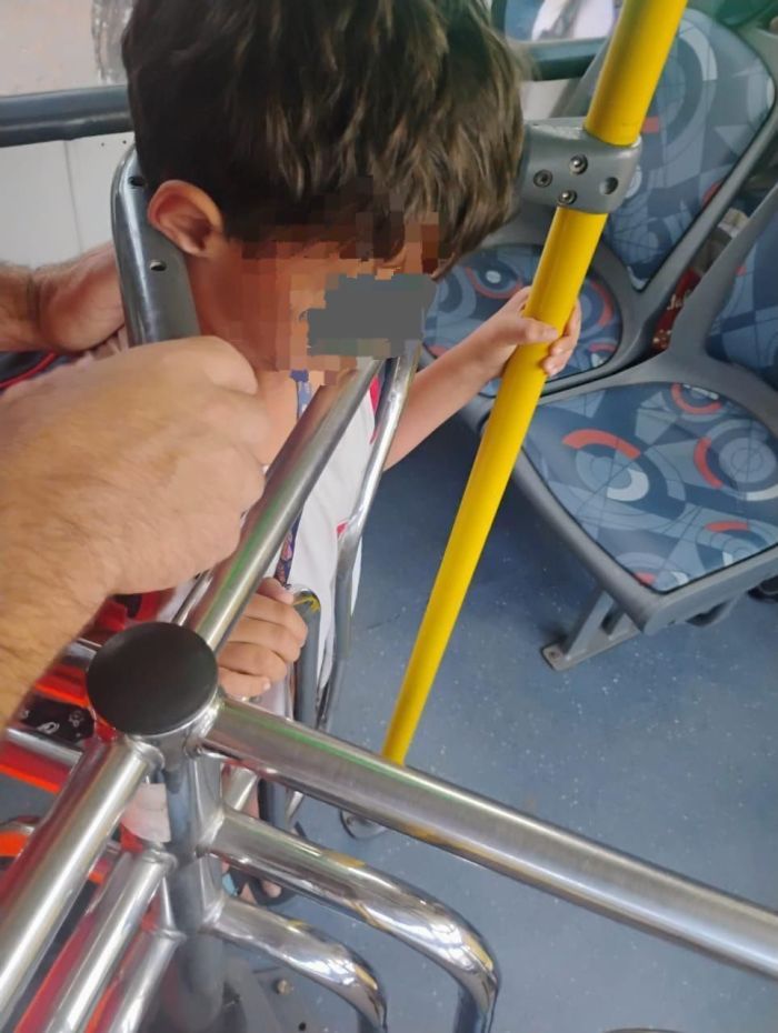 Bombeiros foram chamados e conseguiram tirar o menino. Ele não teve ferimentos. Bombeiros foram chamados e conseguiram tirar o menino. Ele não teve ferimentos.