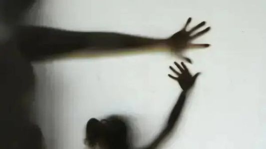 Criança contou para a mãe o ocorrido e relatou dores nas regiões íntimas