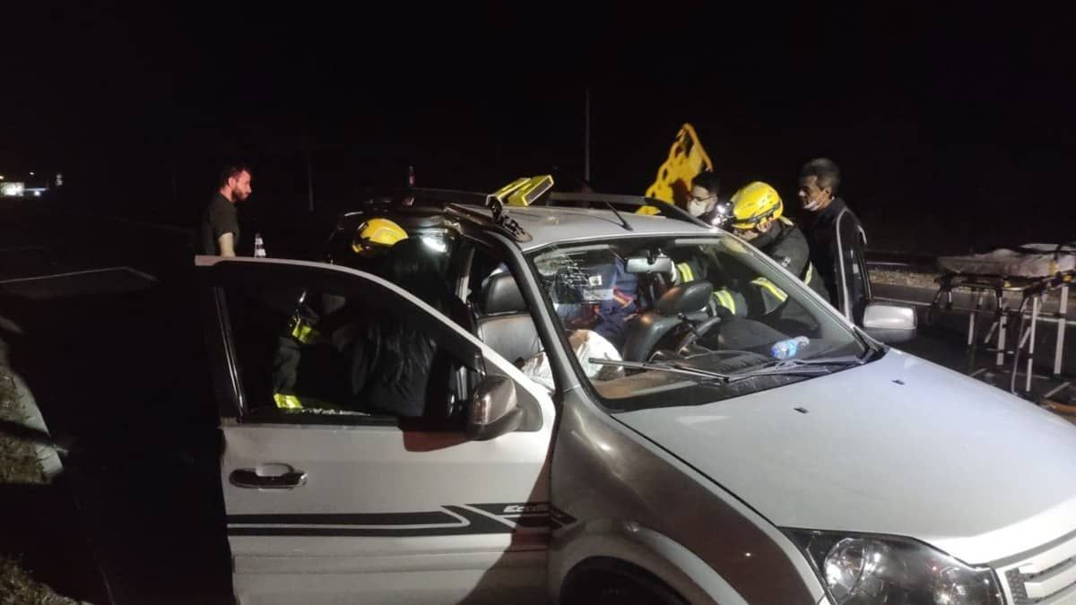 Criança de 11 anos fica ferida após batida entre carro e carreta no Norte de Minas