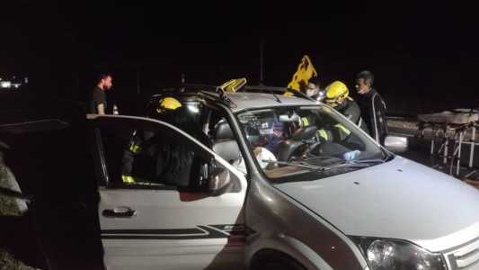 Criança de 11 anos fica ferida após batida entre carro e carreta no Norte de Minas