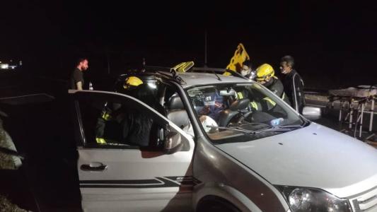 Criança de 11 anos fica ferida após batida entre carro e carreta no Norte de Minas