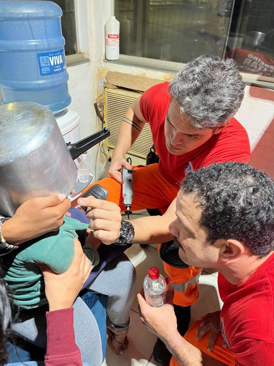 Bombeiros resgatam criança de 2 anos com cabeça presa em panela de pressão em MG