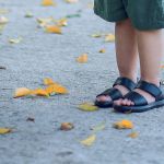 Bebê de dois anos é encontrado sozinho em rua e com queimaduras de cigarro