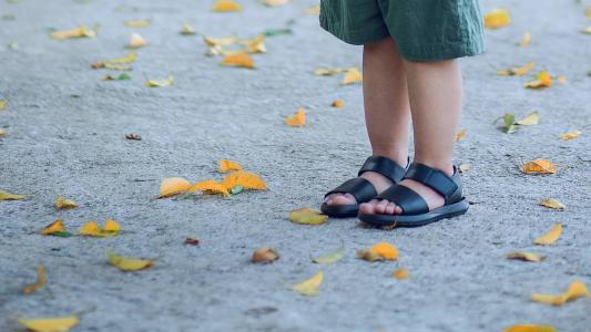 Criança de dois anos foi encontrada perambulando por uma rua sozinha