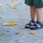Bebê de dois anos é encontrado sozinho em rua e com queimaduras de cigarro