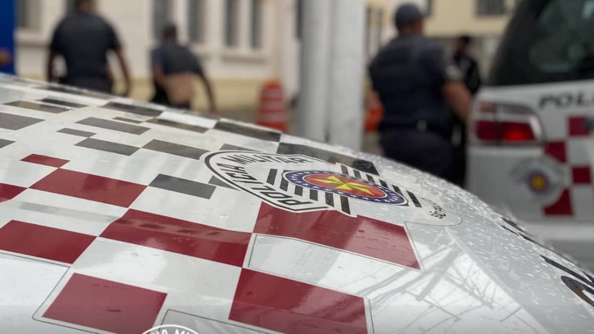 Criança é resgatada pela PM após distribuir cartas pedindo socorro aos vizinhos