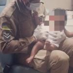 Bombeiros resgatam bebê de 8 meses abandonado em terreno