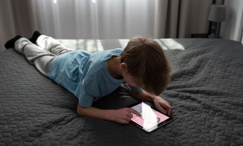 crianças telas redes sociais saúde mental