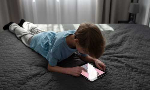 crianças telas redes sociais saúde mental