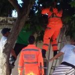 Criança fica presa em concertina ao tentar pular muro da própria casa