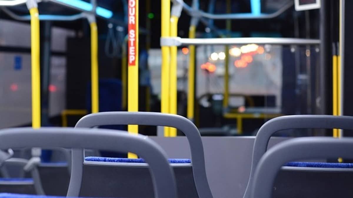 Mãe de criança que passou a ter convulsão após ser atingida por porta de ônibus será indenizada