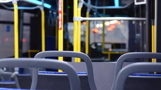 Criança foi atingida ao entrar no ônibus com a mãe