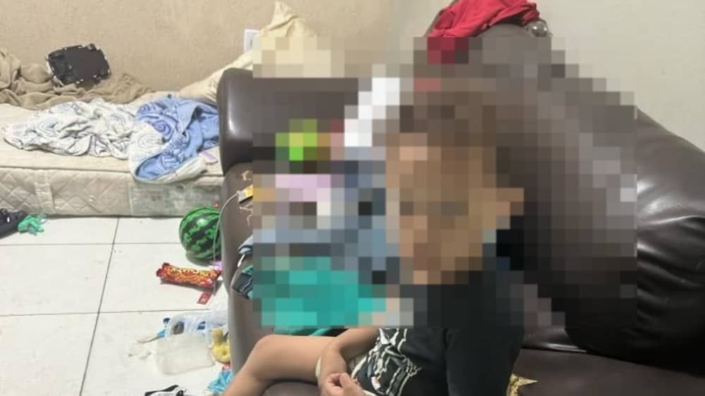 Menino encontrado com fome após ser deixado sozinho em casa: pais não foram encontrados 