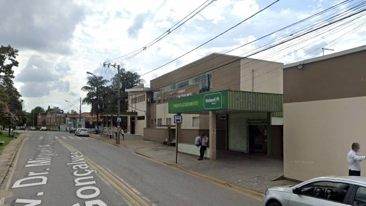 Filho cai do 3º andar após mãe deixá-lo em casa para ir para festa em MG