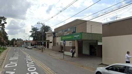 Criança foi levada para hospital após cair do 3º andar